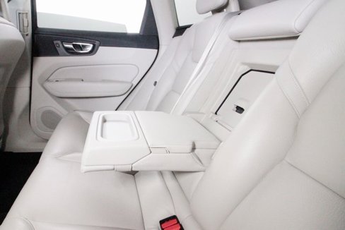 Used 2018 Volvo XC60 T5 Momentum w/ Vision Package image 30