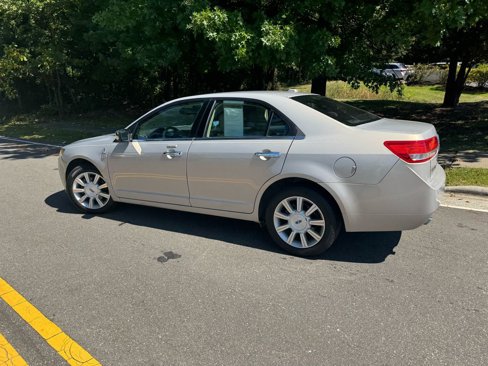 Used 2010 Lincoln MKZ image 11