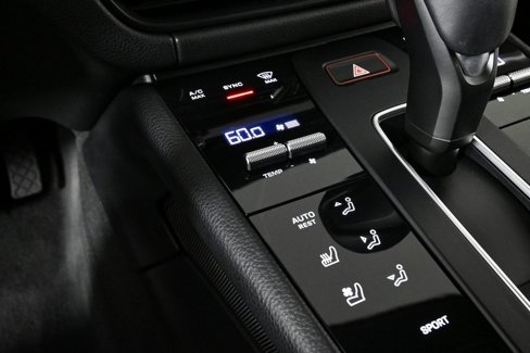 Certified 2022 Porsche Macan image 18