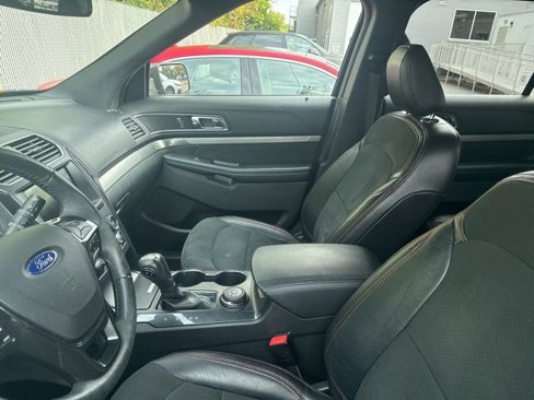 Used 2019 Ford Explorer XLT w/ Equipment Group 202A image 6