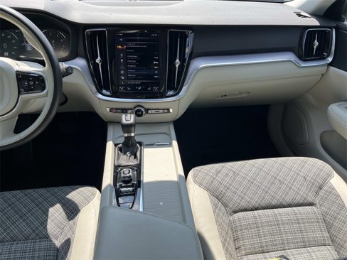 Used 2020 Volvo V60 T5 Momentum image 15