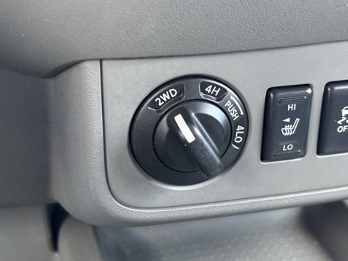 Used 2012 Nissan Frontier SL image 4