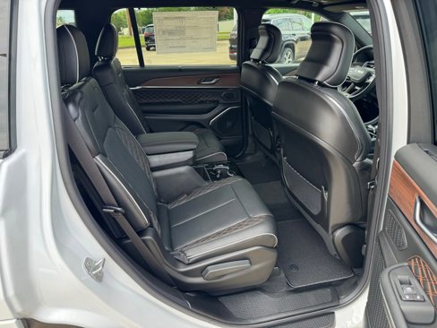 New 2025 Jeep Grand Cherokee L Summit w/ Luxury Tech Group V image 25