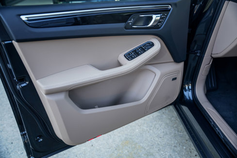 Certified 2025 Porsche Macan image 16