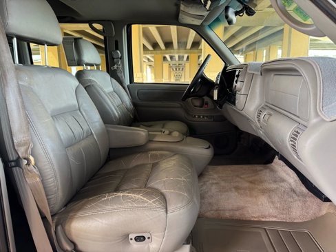 Used 1999 Chevrolet Suburban 2WD w/ Preferred Equipment Group 3 image 28