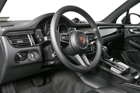 Used 2025 Porsche Macan image 4