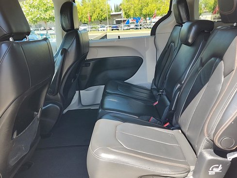 Used 2017 Chrysler Pacifica Touring-L w/ Tire & Wheel Group image 30