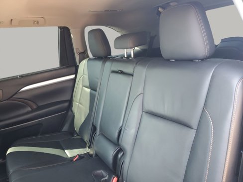 Used 2016 Toyota Highlander XLE image 19