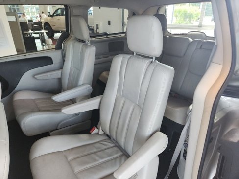 Used 2014 Chrysler Town & Country Touring image 14