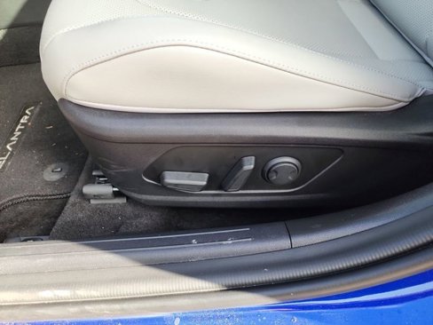Used 2023 Hyundai Elantra Limited image 15