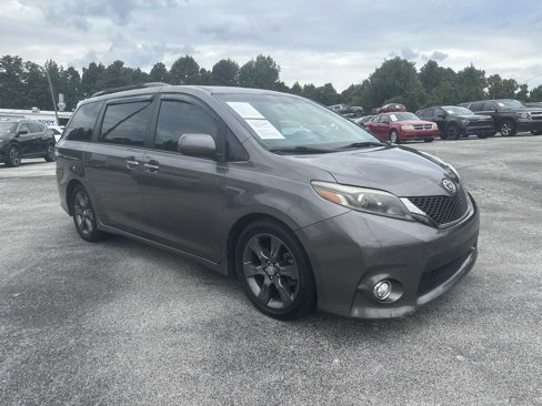 Used 2016 Toyota Sienna SE Premium image 1