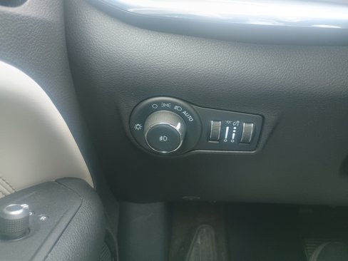 Used 2022 Jeep Compass Limited image 18
