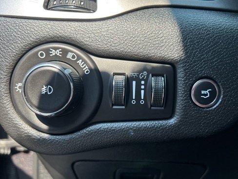 Used 2019 Jeep Cherokee Limited image 21
