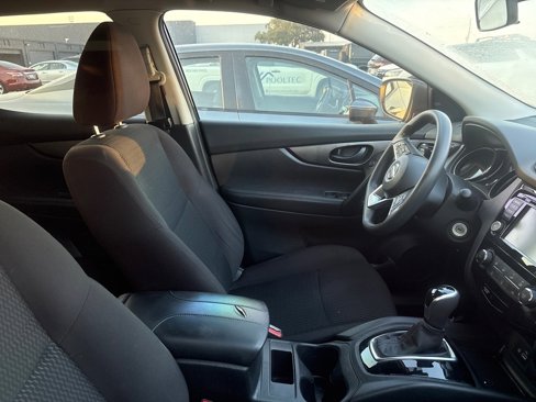 Used 2020 Nissan Rogue Sport S image 3