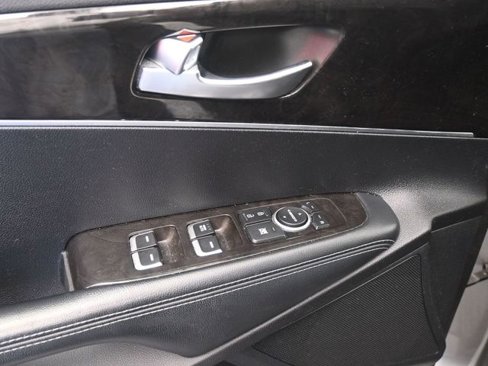 Used 2018 Kia Sorento LX image 18