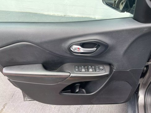 Used 2014 Jeep Cherokee Trailhawk w/ Cold Weather Group image 10