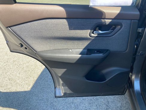 Used 2021 Nissan Rogue SV image 16