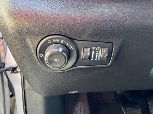 Used 2025 Jeep Compass Limited image 12