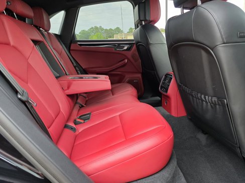 Used 2023 Porsche Macan Turbo image 45