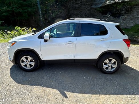 Used 2022 Chevrolet Trax LT w/ LT Convenience Package image 2