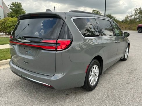 Used 2022 Chrysler Pacifica Touring-L image 6