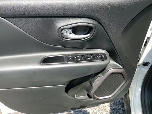 Used 2023 Jeep Renegade Latitude image 10