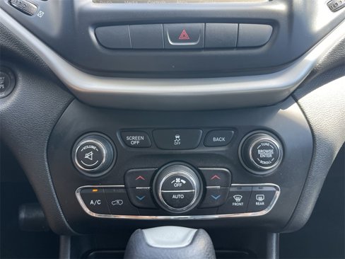 Used 2014 Jeep Cherokee Latitude w/ Comfort/Convenience Group image 18