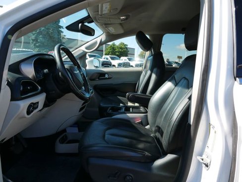 Used 2020 Chrysler Pacifica Touring-L image 11