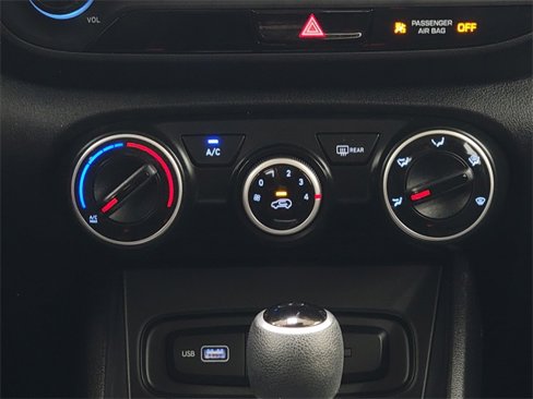 Used 2022 Hyundai Venue SE image 24
