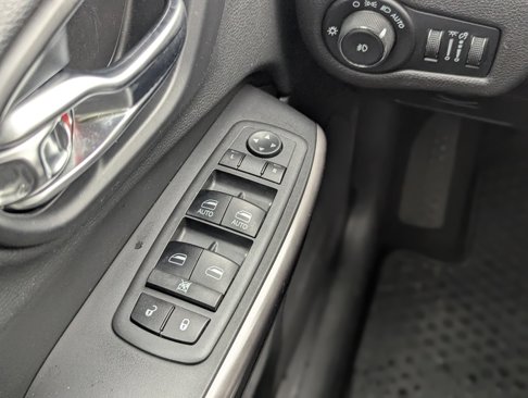 Used 2019 Jeep Cherokee Latitude Plus w/ Cold Weather Group image 34