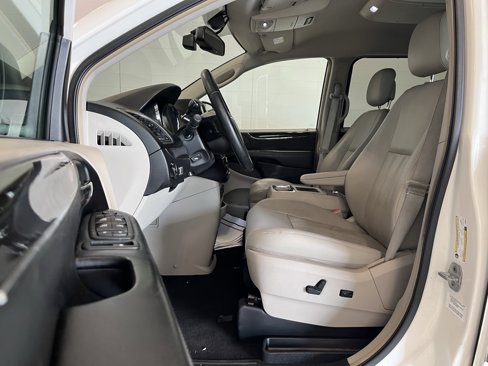 Used 2011 Chrysler Town & Country Touring-L w/ Entertainment Group #2 image 8
