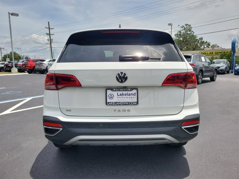 Used 2024 Volkswagen Taos SE w/ Black Wheel Package image 7