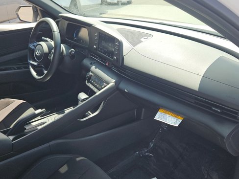 Certified 2025 Hyundai Elantra Sport image 22
