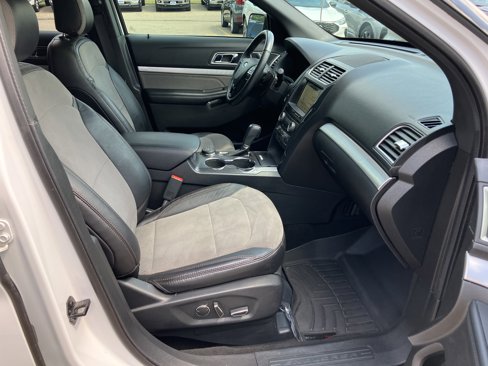 Used 2017 Ford Explorer XLT w/ Equipment Group 202A image 15