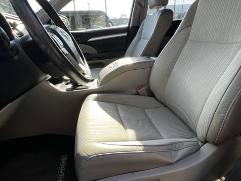 Used 2015 Toyota Highlander LE image 17