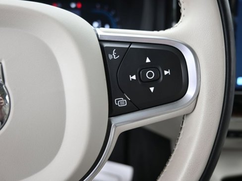 Certified 2022 Volvo XC60 B5 Momentum w/ Advanced Package image 19