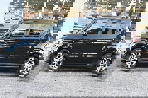 Used 2017 Kia Soul + image 4