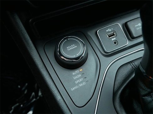 Used 2019 Jeep Cherokee Latitude Plus w/ Cold Weather Group image 24