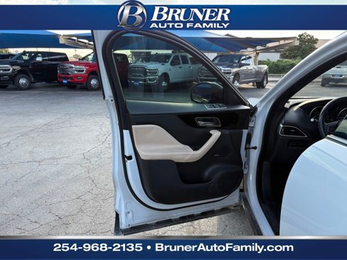 Used 2018 Jaguar F-PACE Premium image 4