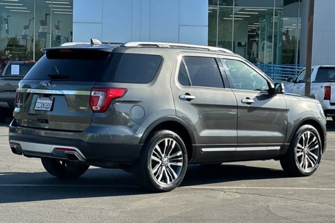 Used 2017 Ford Explorer Platinum image 2