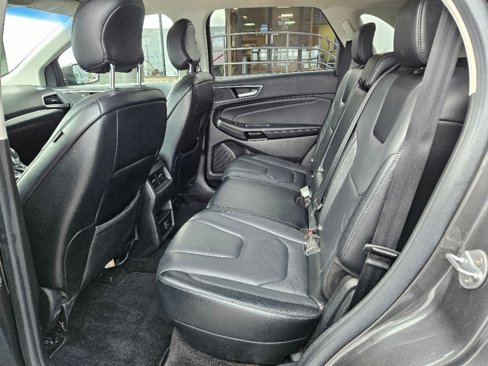 Used 2018 Ford Edge Titanium image 16