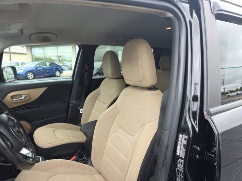 Used 2018 Jeep Renegade Latitude w/ Cold Weather Group image 11