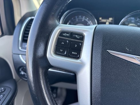 Used 2014 Chrysler Town & Country Touring image 27