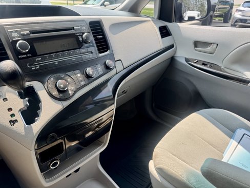 Used 2014 Toyota Sienna L image 30