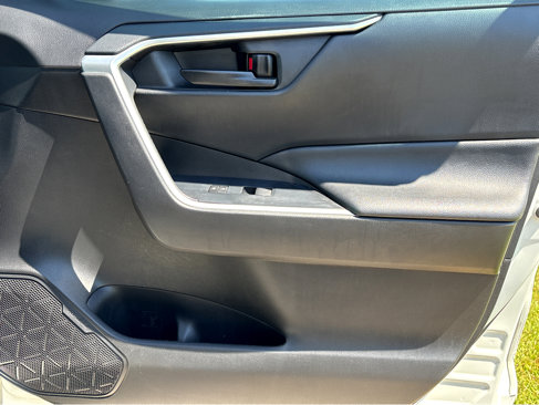 Used 2020 Toyota RAV4 LE image 9