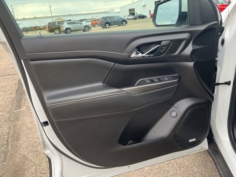 Used 2023 GMC Acadia SLT image 36