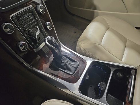 Used 2015 Volvo XC70 T6 Premier Plus image 13
