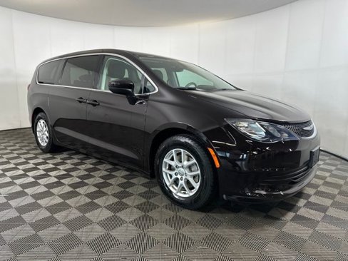 Used 2017 Chrysler Pacifica Touring image 2