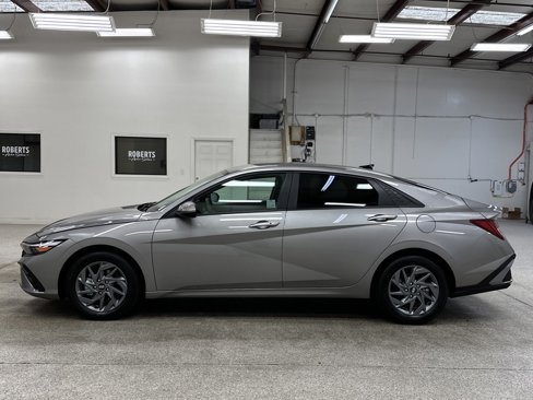 Used 2024 Hyundai Elantra Blue image 21