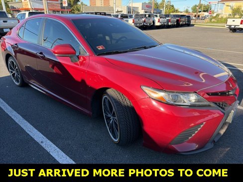 Used 2018 Toyota Camry SE image 2